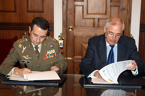 El presidente de la Ciudad Auton&oacute;mica de Melilla y el jefe de la UME estrechan los lazos de colaboraci&oacute;n con la firma del convenio