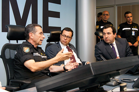 El jefe de la UME, teniente general C&eacute;sar Muro, responde a las preguntas efectuadas por el ministro de Defensa chileno, Rodrigo Hinzpeter.