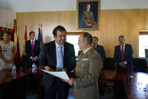 El alcalde de Robledo de Chavela en el momento de la entrega de la Medalla de Oro al Teniente Coronel jefe del BIEM I