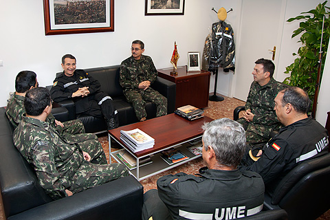 El jefe de la UME, teniente general C&eacute;sar Muro, durante su encuentro de trabajo con la delegaci&oacute;n brasile&ntilde;a.