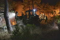 Maquinaria pesada realizando trabajos de perimetracion en el incendio forestal de Robledo de Chavela