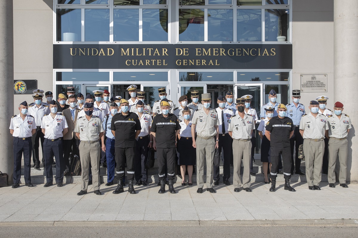 Foto de familia de la comitiva tras su llegada al Cuartel General de la UME