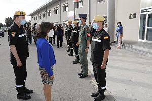 A su llegada la ministra saludo a una delegación de la UME y al coronel Jefe del 43 Grupo