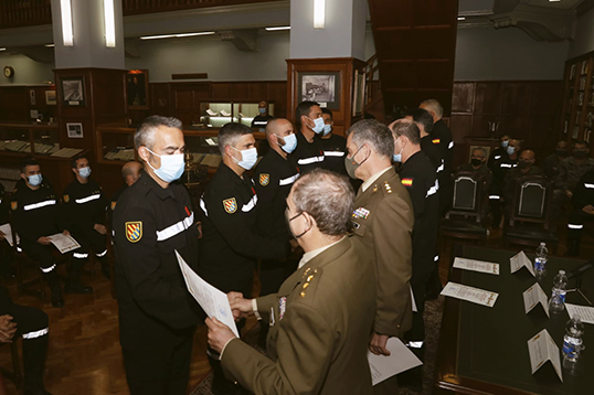 Ceremonia de clausura celebrada en la Academia de Infanter&iacute;a de Toledo, donde los alumnos recogen su t&iacute;tulo