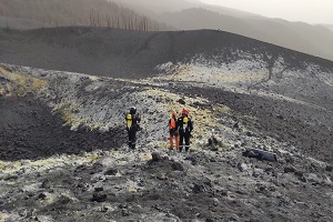 Una de las últimas acciones realizadas ha sido la de prestar apoyo al Instituto Geológico y Miniero de España para la recogida de muestras en el crater inferior del volcán