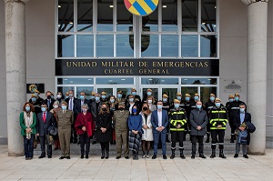 Foto de familia de la comitiva tras finalizar la visita al Cuartel General