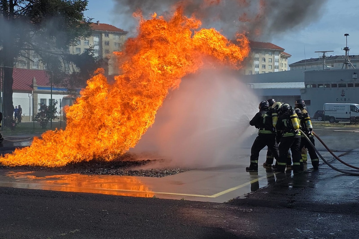 Pr&aacute;cticas de fuegos en exterior en el Centro de Instrucci&oacute;n de Seguridad Interior de las instalaciones de la Armada