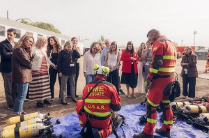 El alumnado del curso liderado por la EMES ha conocido de primera mano las capacidades de la UME asistiendo a una simulación de una catástrofe y al montaje de una morgue desplegable.