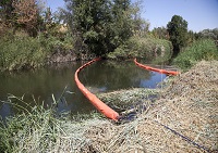 En el Rio Henares se instalaron dos barreras de contención y una absorbente, medida preventiva que se sumaba a los tres diques de contención construidos por los servicios de emergencia de Castilla La Mancha