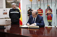 El Director General de la Policía ha firmado en el Libro de Honor de la UME