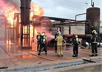 Ejercicios con fuego real junto con los bomberos de la planta petroquímica de CEPSA en la zona de instrucción disponible para tal efecto