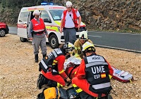Practica de evacuación sanitaria entre personal del equipo austriaco y de la UME