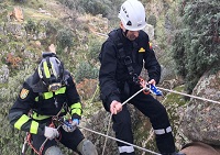 Alumnos realizando prácticas de rescate vertical