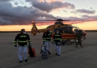 Traslado en un helicóptero del BHELEME del equipo veterinario del RAIEM