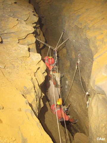 La cueva de Mortero acoge un simulacro de rescate con más de 200 efectivos