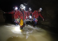 Evacuación de un herido simulado en la cueva de Esjamundo