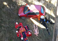 Rescate de las supuestas víctimas de un vehiculo caido por un barranco
