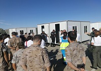 El observadores del ejercicio visitaron un campamento para mantener en cuarentena a posible personal infectado