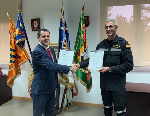 El coronel Calzado,recibe el certificado de manos del representante del Grupo IMQ Iberica, D. Ignacio Rodr&iacute;guez