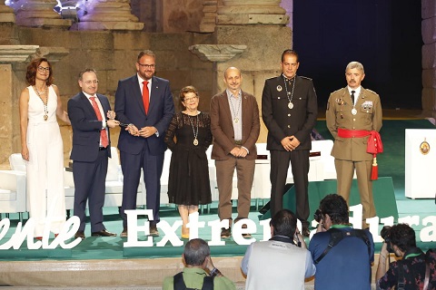 Todos los galardonados con la Medalla de Oro de Extremadura posaron en el escenario del Teatro Romano de M&eacute;rida