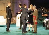 El jefe de la Unidad, teniente general Miguel Alcañiz, ha recogido esta Medalla de manos del presidente de la Junta de Extremadura, Guillermo Fernandez Vara