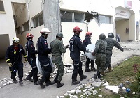 El rescate de material sanitario fue realizado conjuntamente por efectivos de la Unidad Militar de Emergencias, del servicio de Emergencia y Respuesta Inmediata de la Comunidad de Madrid y de las Fuerzas Armadas de Ecuador