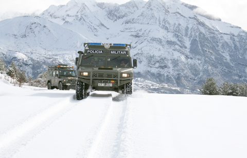 Un centenar de militares de la UME realizan prácticas en terreno nevado