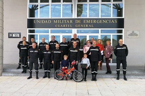 Foto de familia de los premiados en Cuartel General de la UME