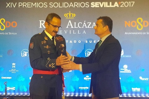 El segundo Jefe de la UME, general Manuel Gimeno, recibi&oacute; el premio de manos del  delegado de Gobierno de Espa&ntilde;a en Andaluc&iacute;a, Antonio Sanz Cabello