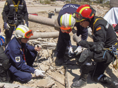 La Unidad Militar de Emergencias (UME) participa en un simulacro de terremoto en Portugal.
