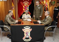 El Jefe de la UME, general Alcañiz, firma en el acta de relevo de mando