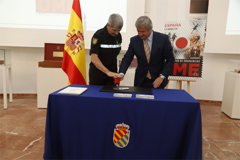 El jefe de la UME y el presidente de CORREOS sellan juntos el primer ejemplar del sello de la Unidad Militar de Emergencias