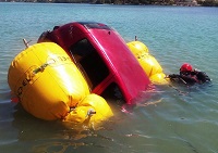 Uno de los ejercicios más impactantes fue el reflote de un vehículo y la posterior extracción de un cadáver (simulado) de su interior en el Lago Mayor