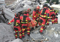 Los equipos de búsqueda y rescate de la UME, realizan la búsqueda de víctimas entre los escombros