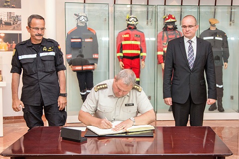 Lla firma en el Libro de Honor por parte del Jefe del Estado Mayor de Defensa de Estonia se realiz&oacute; en la Sala Hist&oacute;rica del Cuartel General