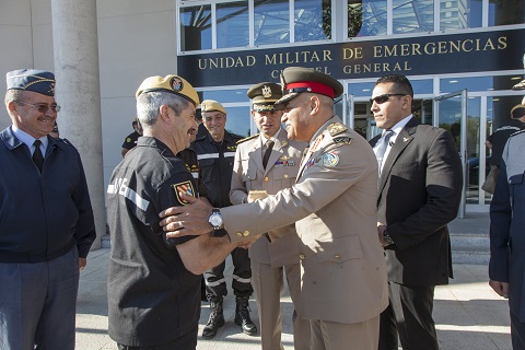 El teniente general jefe de la UME Miguel Alca&ntilde;iz, recibe al ministro e Defensa egipcio, general de Ej&eacute;rcito Sedki Sobhi, a las puertas del Cuartel General