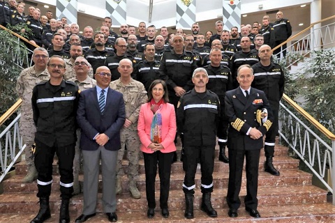 Foto de familia en el Cuartel General tras el encuentro con personal de la UME