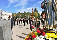 Acto de Homenaje a los caidos, donde el Subsecretario de Defensa y el Jefe de la UME depositaron una corona en el monolito