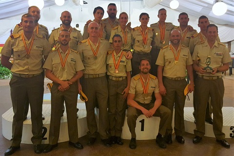 EL equipo al completo de la UME posa con los trofeos conseguidos en el XVIII Campeonato Nacional Militar de Salvamenteo y Socorrismo