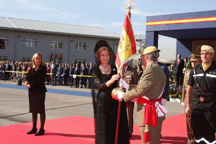 Doña Sofía entrega el Estandarte al teniente general José Emilio Roldán