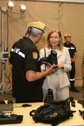 La Directora de la DGPCyE durante una visita a la UME.