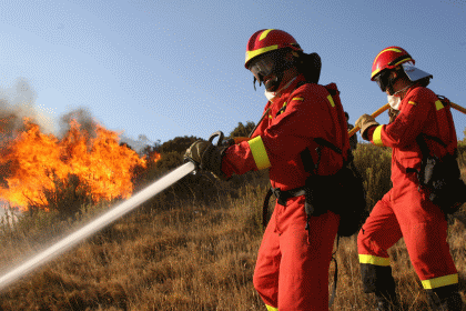 Personal de la UME y medios a&eacute;reos del BHELEME en el incendio forestal del Centro Nacional de Adiestramiento San Gregorio en Zaragoza.