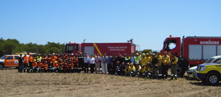 Personal de la UME y del Gobierno Balear participante en el primer simulacro de lucha contra incendios forestales en la isla de Formentera.