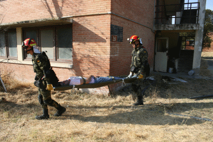 Personal del Batallón I en el simulacro de emergencia sísmica en Torrejón de Ardoz.