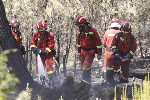 Miembros de la Unidad Militar de Emergencias durante incendio declarado en el municipio de Sant Joan de Labritja