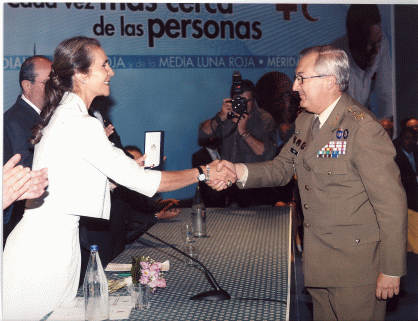 La Infanta entrega al Jefe de la UME la Medalla de Oro de la Cruz Roja.