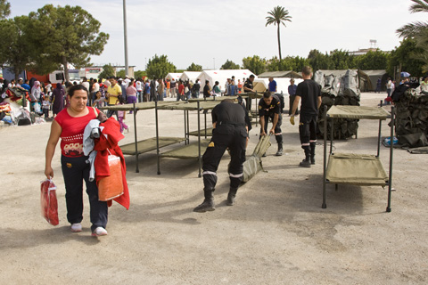 El Regimiento de Apoyo a Emergencias de la UME monta el campamento para damnificados en el recinto ferial. Foto: Fidel Santos OCP/UME