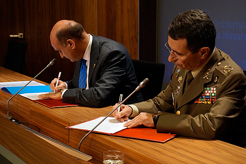 El consejero Javier Morr&aacute;s y el teniente general C&eacute;sar Muro sellan con su r&uacute;brica el acuerdo de colaboraci&oacute;n.