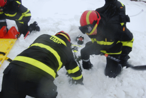 Pr&aacute;cticas de b&uacute;squeda y rescate de personal sepultado por un alud de nieve.