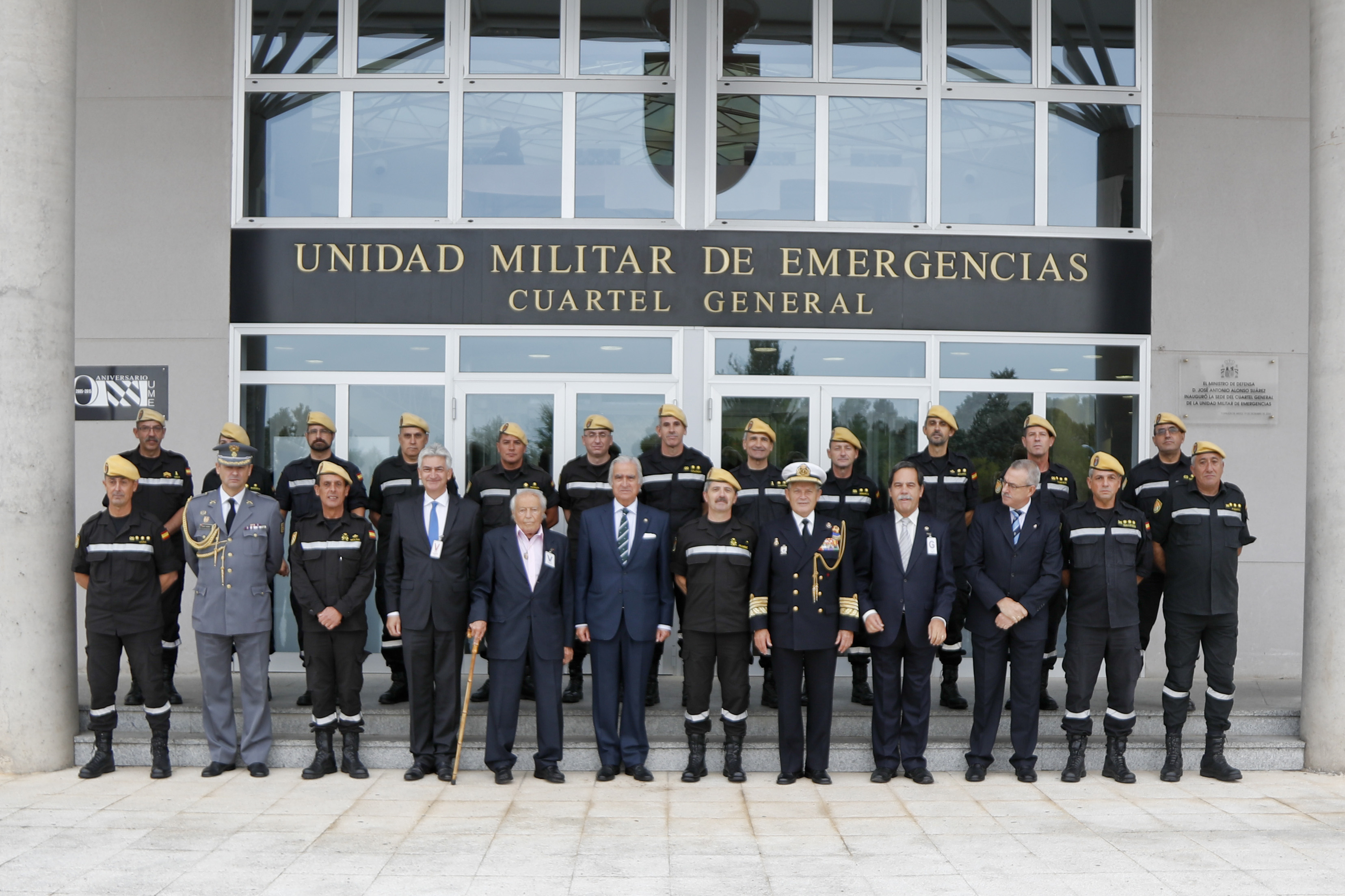 Foto de familia. Fundación Carlos III y UME